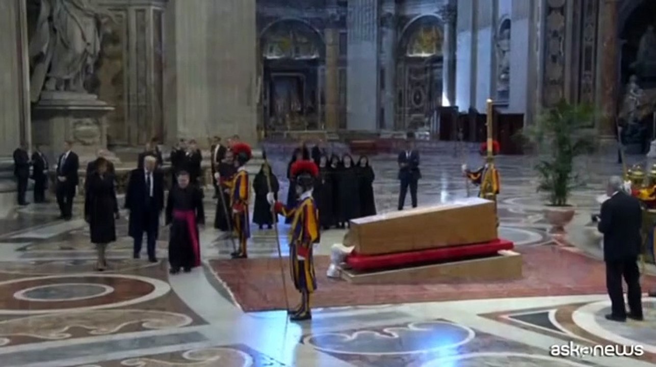 L'omaggio di Trump e Melania alla bara di Papa Francesco a San Pietro