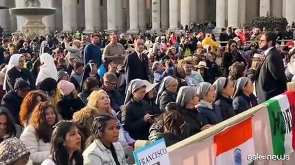 Papa, bandiere, foto, sorrisi e maxischermi in Piazza San Pietro