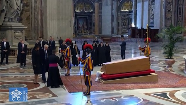 Funerali di Papa Francesco, Trump e Melania davanti al feretro di Bergoglio