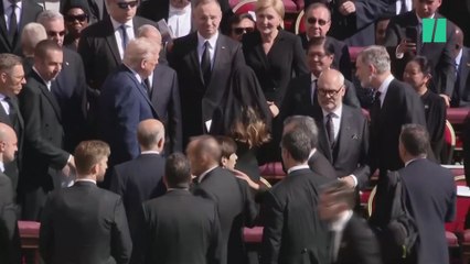 El rey Felipe VI saluda a Donald Trump antes del funeral del papa