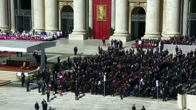 Donald y Melania Trump rinden tributo al féretro del papa Francisco antes del funeral