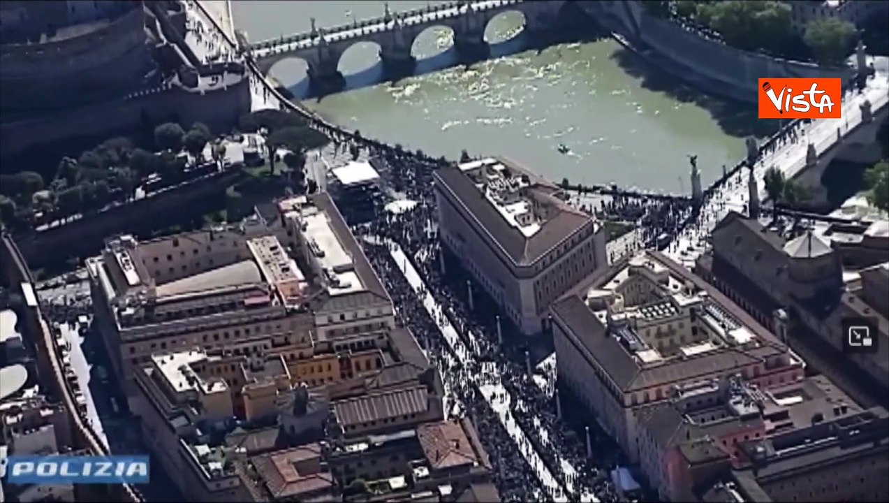 Funerali Papa Francesco, la lunga fila di fedeli in Via della Conciliazione vista dall'alto