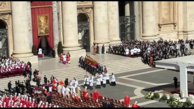 L'arrivo della bara di Papa Francesco in piazza San Pietro per i funerali