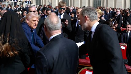 Trump y Melania saludan a los Reyes y se sientan al lado durante el funeral por el Papa Francisco