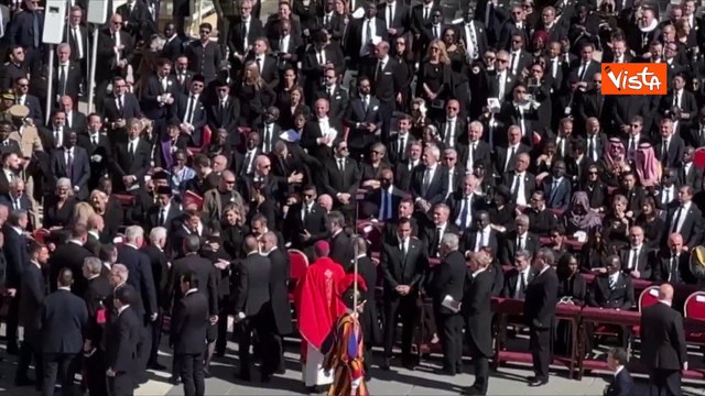 Macron e Zelensky si salutano sul sagrato di Piazza San Pietro ai funerali di Papa Francesco