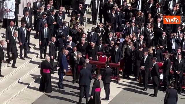 Funerali Papa Francesco, Trump e Melania arrivano sul sagrato di Piazza San Pietro per la cerimonia