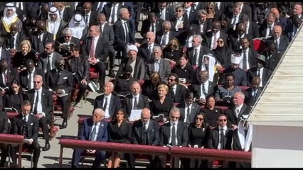 Trump vicino re Felipe e Macron, chi siede dove in Piazza San Pietro
