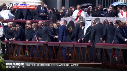 Obsèques du pape François: Emmanuel Macron et Donald Trump se serrent la main lors de "l'échange de la paix du Christ"