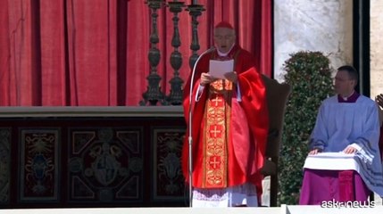 Papa, il card. Re parla del suo aiuto ai migranti: applausi in piazza