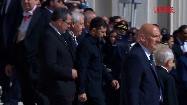 Zelensky accolto da applausi sul sagrato di San Pietro ai funerali di Papa Francesco
