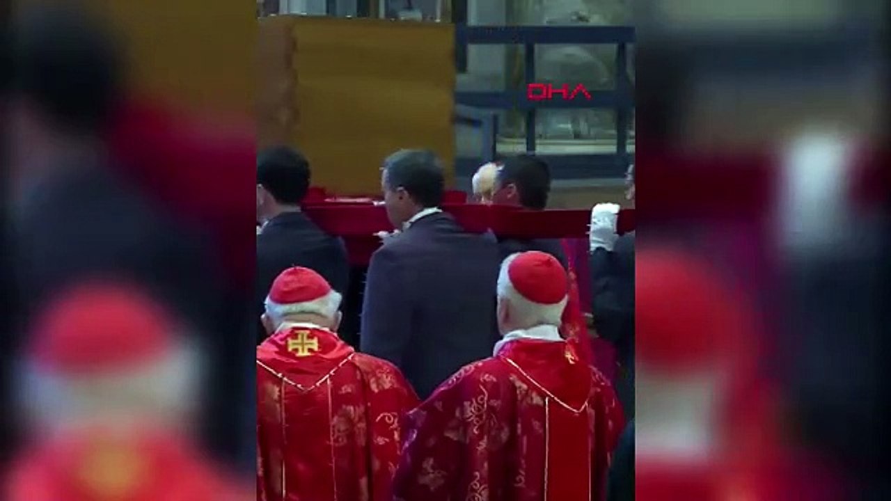 Papa Franciscus'un cenaze törenine 140 bin kişi katıldı