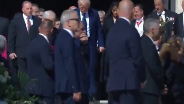 Trump scende a fatica le scale del sagrato di San Pietro per i funerali di Papa Francesco
