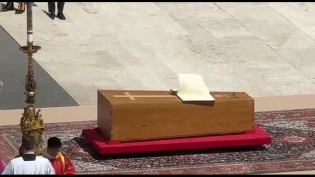 Funerali Papa, la benedizione della bara e il vento sul Vangelo