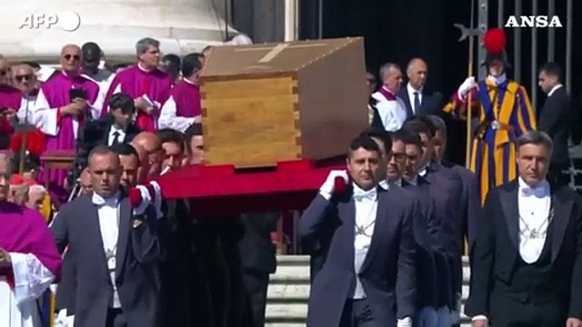 I funerali di papa Francesco, il Vangelo sulla bara