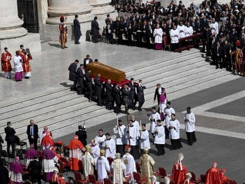 Trauerfeier für Papst Franziskus: 200.000 Menschen nehmen Abschied