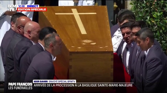 Le cercueil du pape François entre dans la basilique Sainte-Marie-Majeure, lieu de son inhumatio