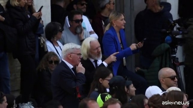 Anche Julian Assange a piazza San Pietro per i funerali di Francesco