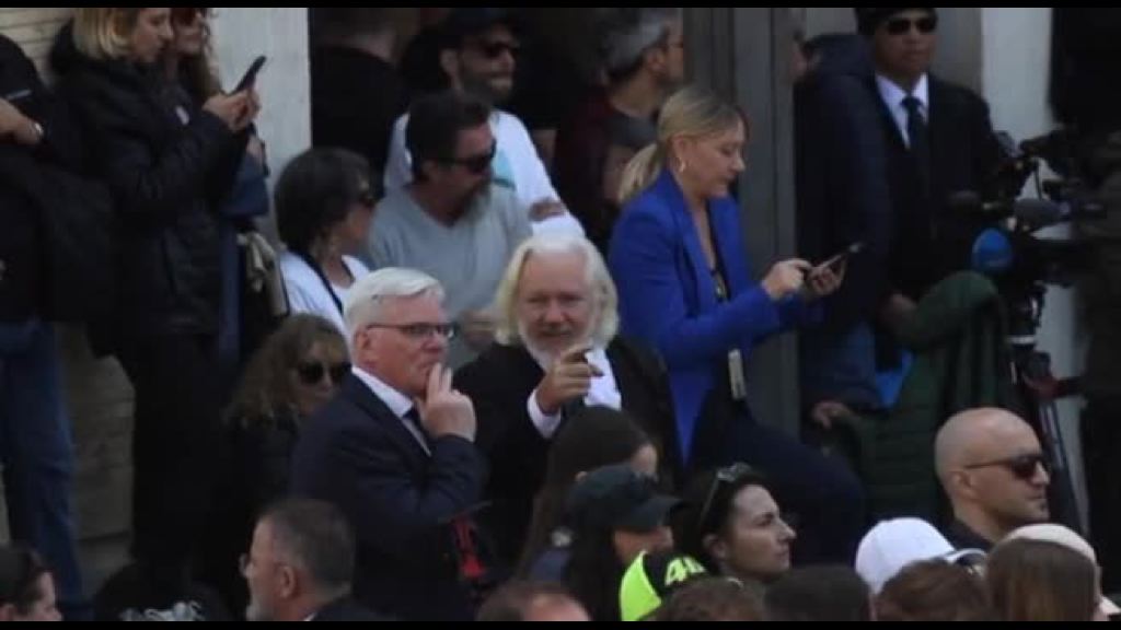 Video Anche Julian Assange a piazza San Pietro per i funerali di Francesco