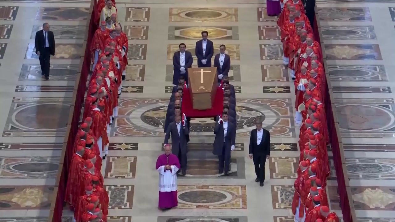 프란치스코 교황 장례 미사...전 세계 애도 속 영면 / YTN