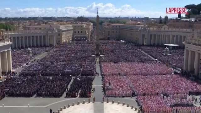 Il video della marea umana a San Pietro per l'addio a papa Francesco