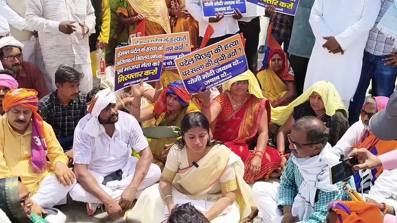 वाराणसी में विधायक पल्लवी पटेल की पुलिस से झड़प, बैरिकेडिंग पर चढ़ीं, कार्यकर्ताओं ने की धक्का-मुक्की