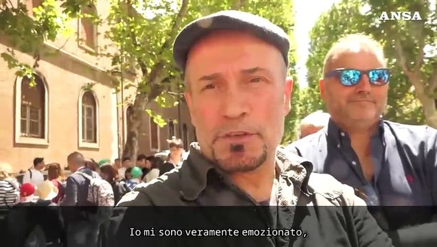 L'emozione dei fedeli dopo il passaggio del feretro di papa Francesco