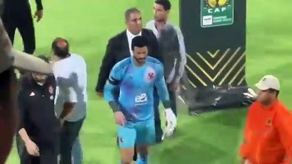 جماهير الاهلي تقذف مارسيل كولر بالزجاجات بعد الخروج من ابطال افريقيا