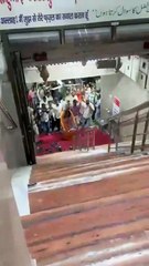 सीढ़ियों पर पोस्टर लगाने का CCTV फुटेज जारी, मस्जिद कमेटी ने बालमुकुंदाचार्य पर लगाए गंभीर आरोप