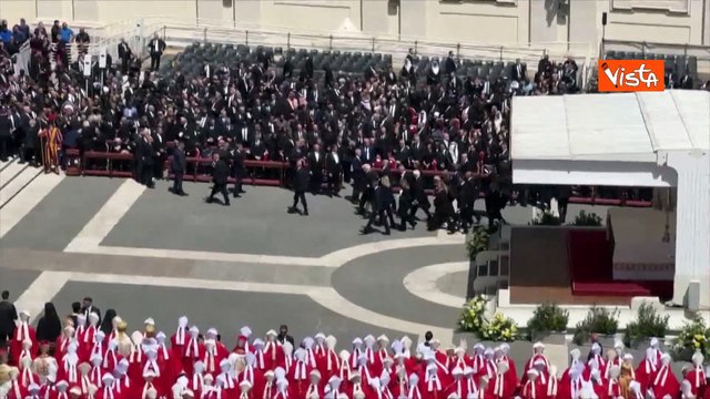Funerali Papa Francesco, la delegazione italiana con Mattarella e Meloni lascia Piazza San Pietro