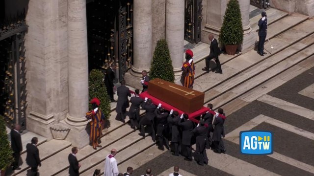 L'arrivo del feretro di Papa Francesco in Santa Maria Maggiore: la bara portata a spalla