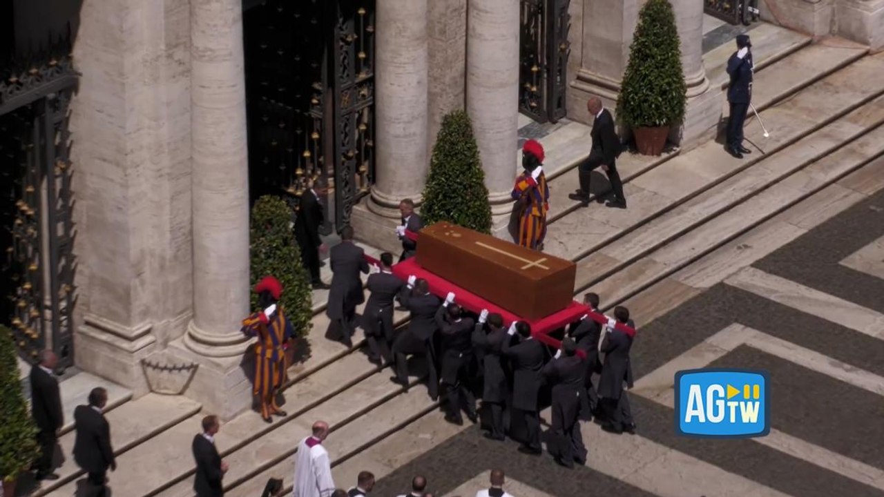 L'arrivo del feretro di Papa Francesco in Santa Maria Maggiore: la bara portata a spalla
