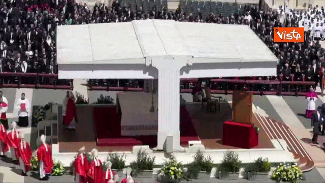 Funerali Papa Francesco, il feretro portato via da Piazza San Pietro tra gli applausi della folla