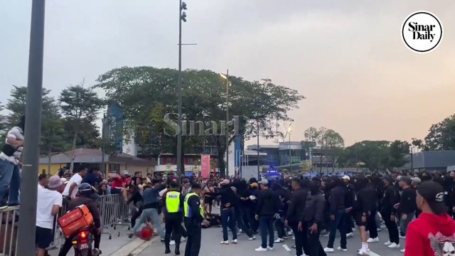 Chaos broke out outside Bukit Jalil National Stadium before the final match, involving Johor Darul Ta'zim (JDT) and Sri Pahang FC supporters.
