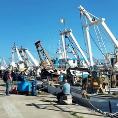 I pescatori dicono addio al Papa suonando le sirene