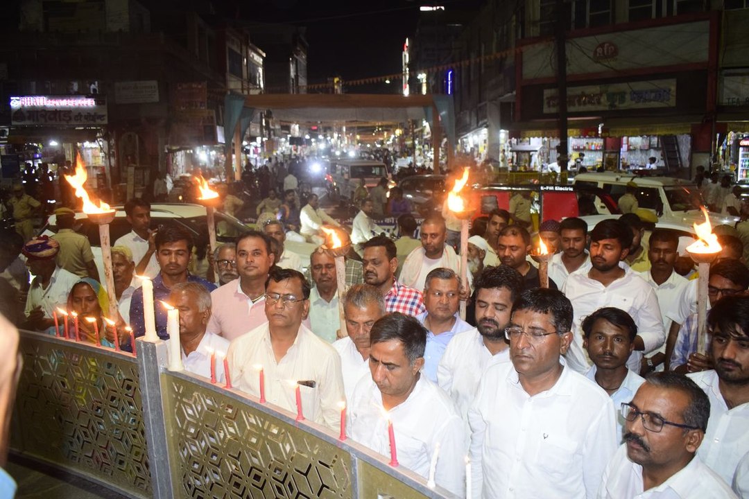 लब खामोश, चेहरे पर आक्रोश...पहलगाम में आतंकी हमले से चहुंओर गुस्सा, कांग्रेस ने निकाला मशाल जुलूस