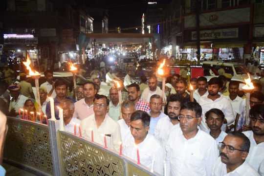 लब खामोश, चेहरे पर आक्रोश...पहलगाम में आतंकी हमले से चहुंओर गुस्सा, कांग्रेस ने निकाला मशाल जुलूस