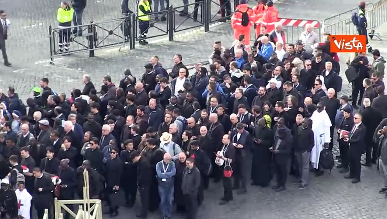 Funerali di Papa Francesco, lunghe file ai controlli per entrare in Piazza San Pietro
