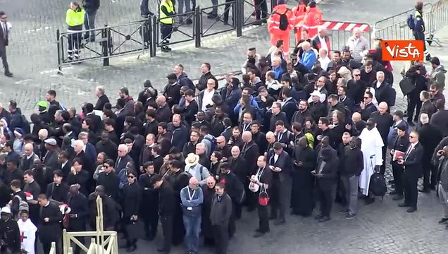 Funerali di Papa Francesco, lunghe file ai controlli per entrare in Piazza San Pietro