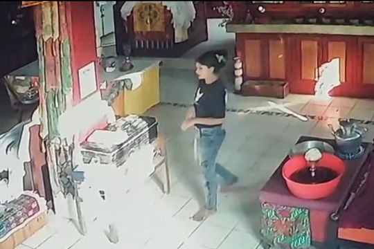 Shameful act by couple: मंदिर के भीतर युवक-युवती की शर्मनाक करतूत CCTV कैमरे में कैद, आप भी देखें वीडियो