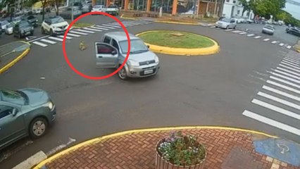 Flagrante: criança cai de carro em movimento em rotatória do PR