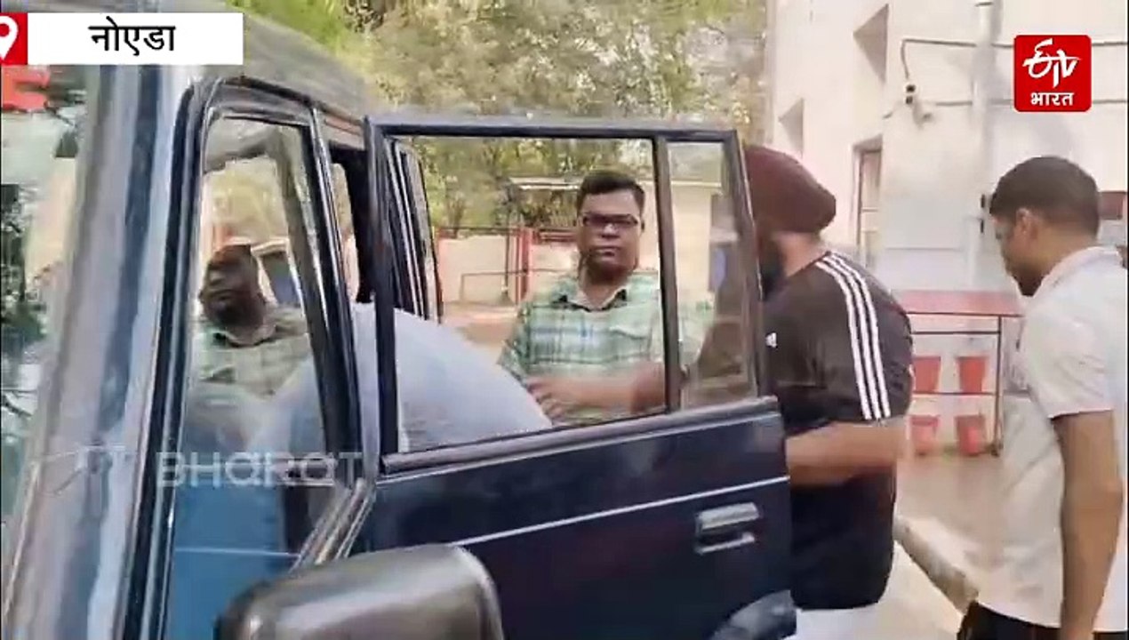 ग्रेटर नोएडा में रेरा के अकाउंटेंट को रिश्वत लेते रंगे हाथों एंटी करप्शन टीम ने पकड़ा