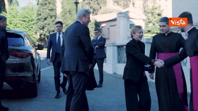 Meloni ai funerali di Papa Francesco a San Pietro. Per lei completo nero e i capelli raccolti