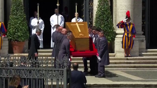 프란치스코 교황 장례 미사...전 세계 애도 속 영면 / YTN