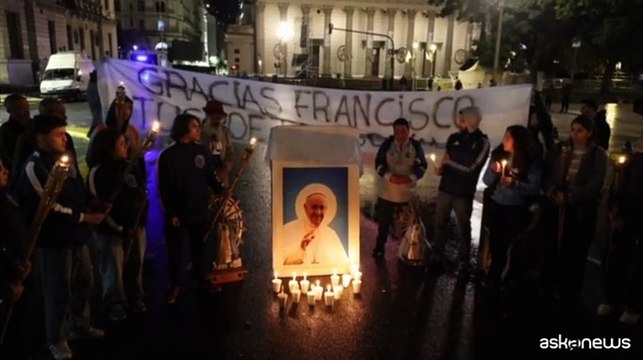 Papa, a Buenos Aires la veglia in piazza durante i funerali