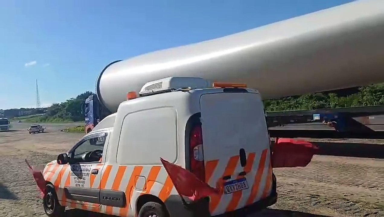 PRF alerta motoristas para comboio de carretas com hélices eólicas na BR-230, no Sertão da Paraíba