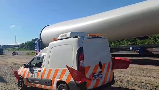 PRF alerta motoristas para comboio de carretas com hélices eólicas na BR-230, no Sertão da Paraíba