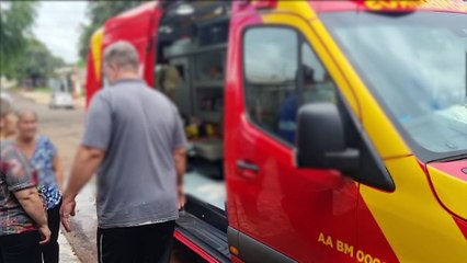 Homem cai e bate a cabeça ao lavar a calçada no Floresta