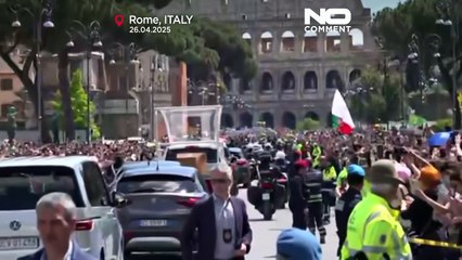 Migliaia di persone hanno salutato il feretro di Papa Francesco
