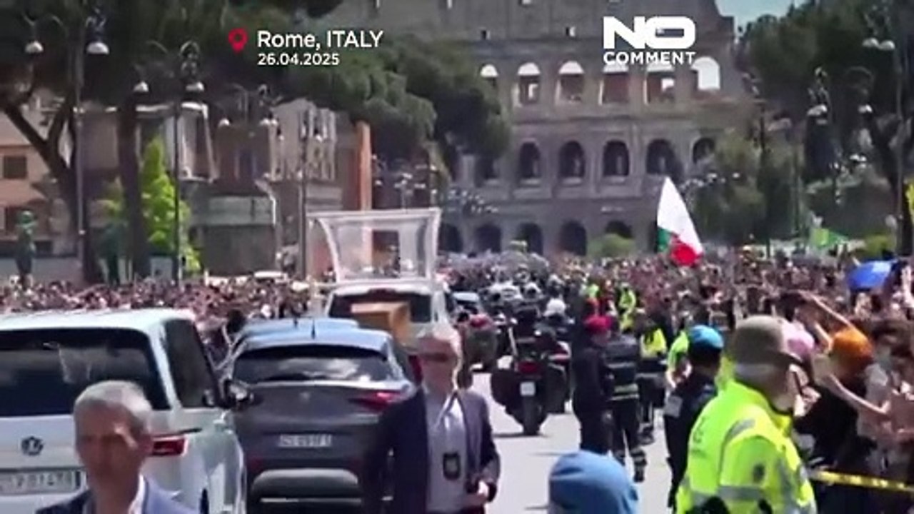 Des milliers de personnes font leurs adieux au cercueil du pape François dans les rues de Rome