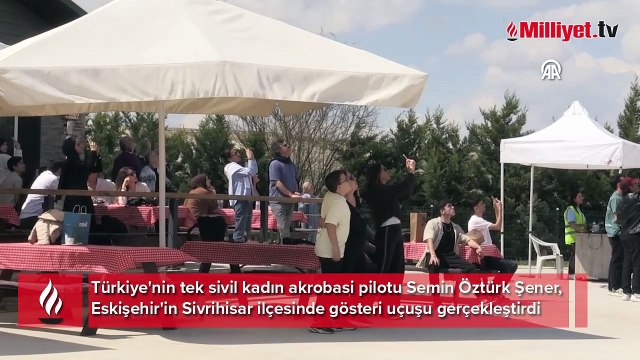 Kadın akrobasi pilotu Şener, Dünya Pilotlar Günü'nde gösteri uçuşu yaptı